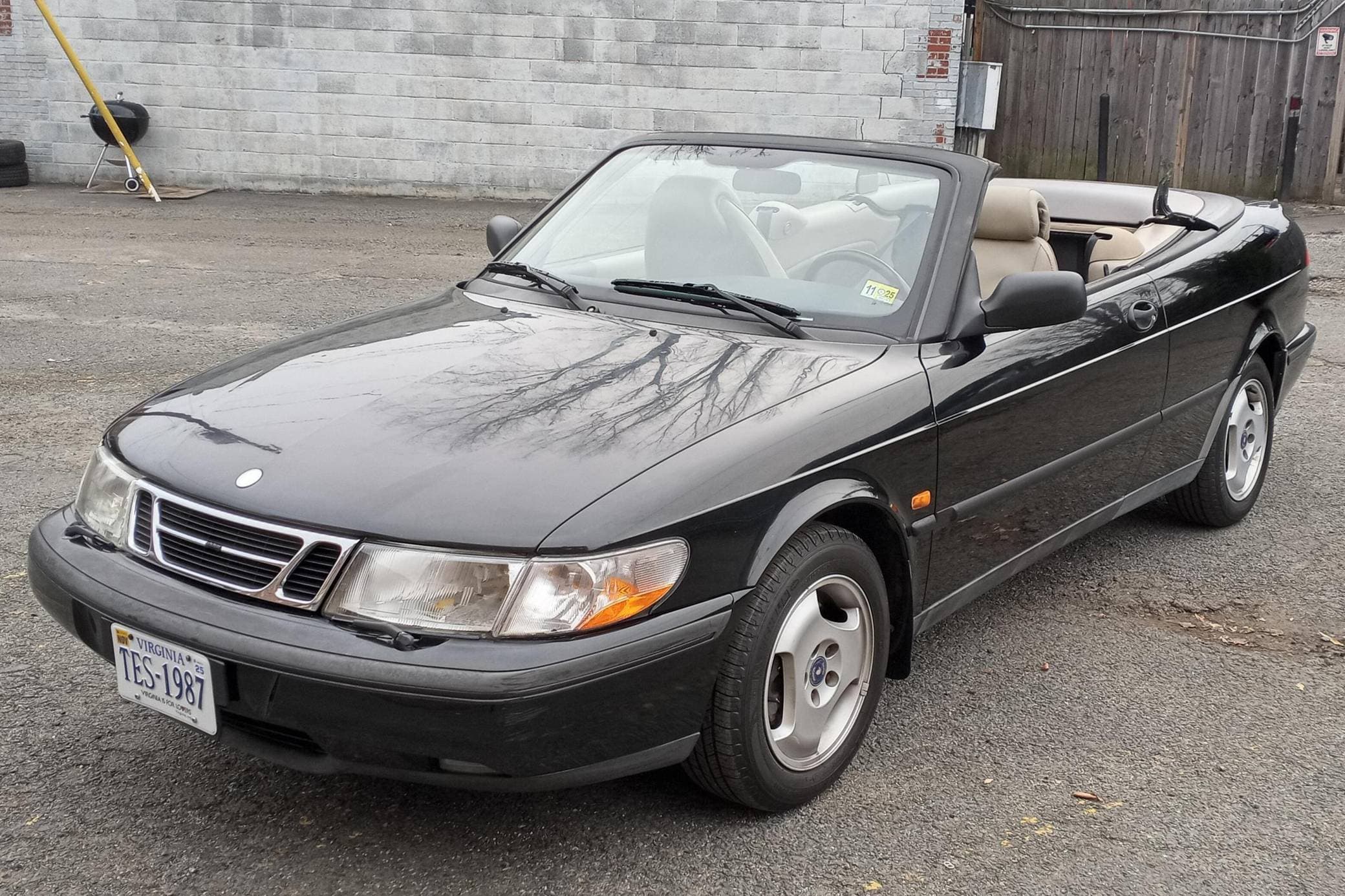 1998 Saab 900 sold for $2,700