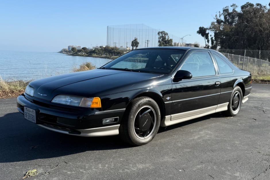1990 Ford Thunderbird (1989-1997) sold for $3,600