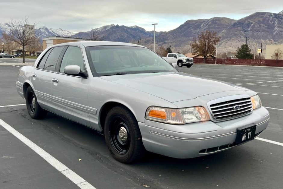 2001 Ford Crown Victoria sold for $8,100
