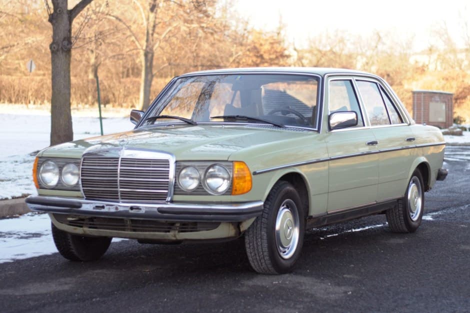 1976 Mercedes-Benz W123 sold for $4,500