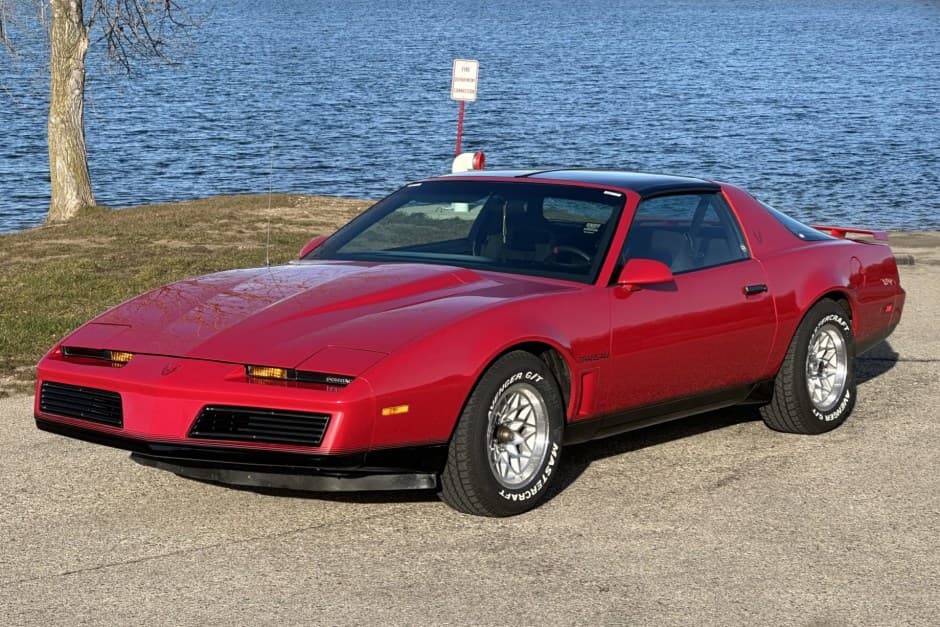 1982 Pontiac Firebird (1982-1992) sold for $6,500
