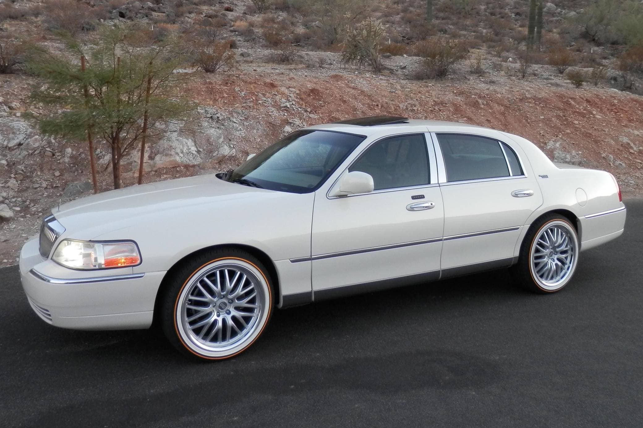 2007 Lincoln Town Car sold for $12,150