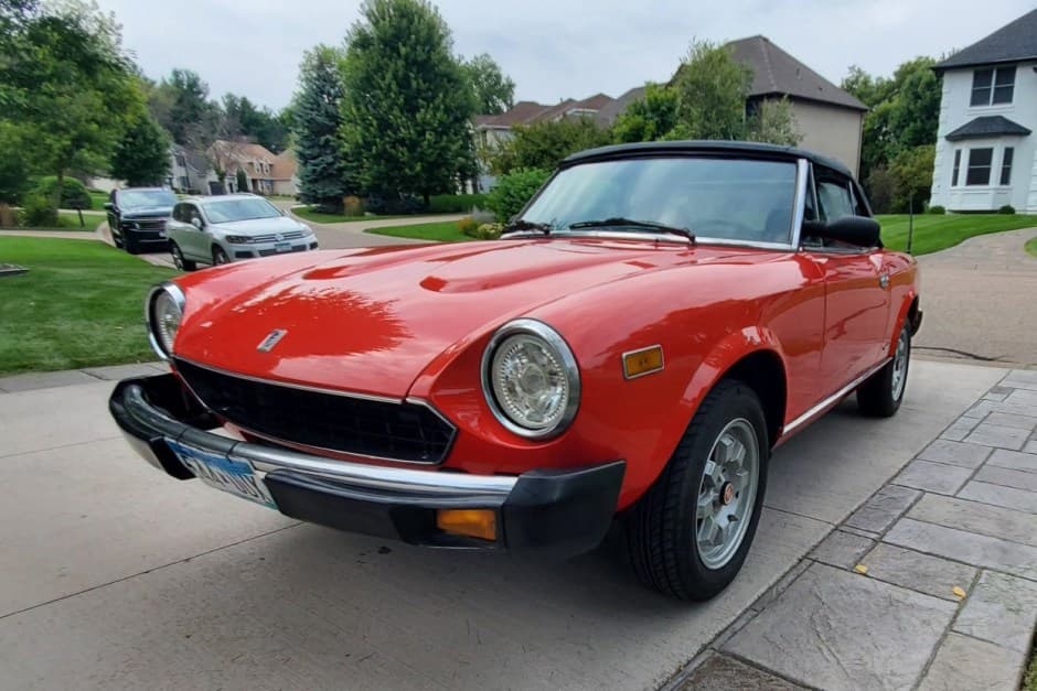 1984 Fiat 124 Spider (1966-1985) sold for $11,250
