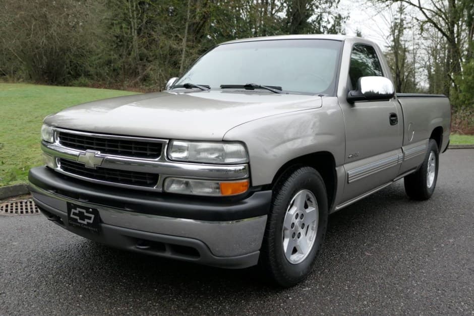 2000 Chevrolet Silverado GMT800 (1999-2007) sold for $8,300