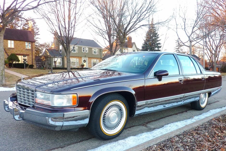 1993 Cadillac Fleetwood 1985-1996 sold for $11,000