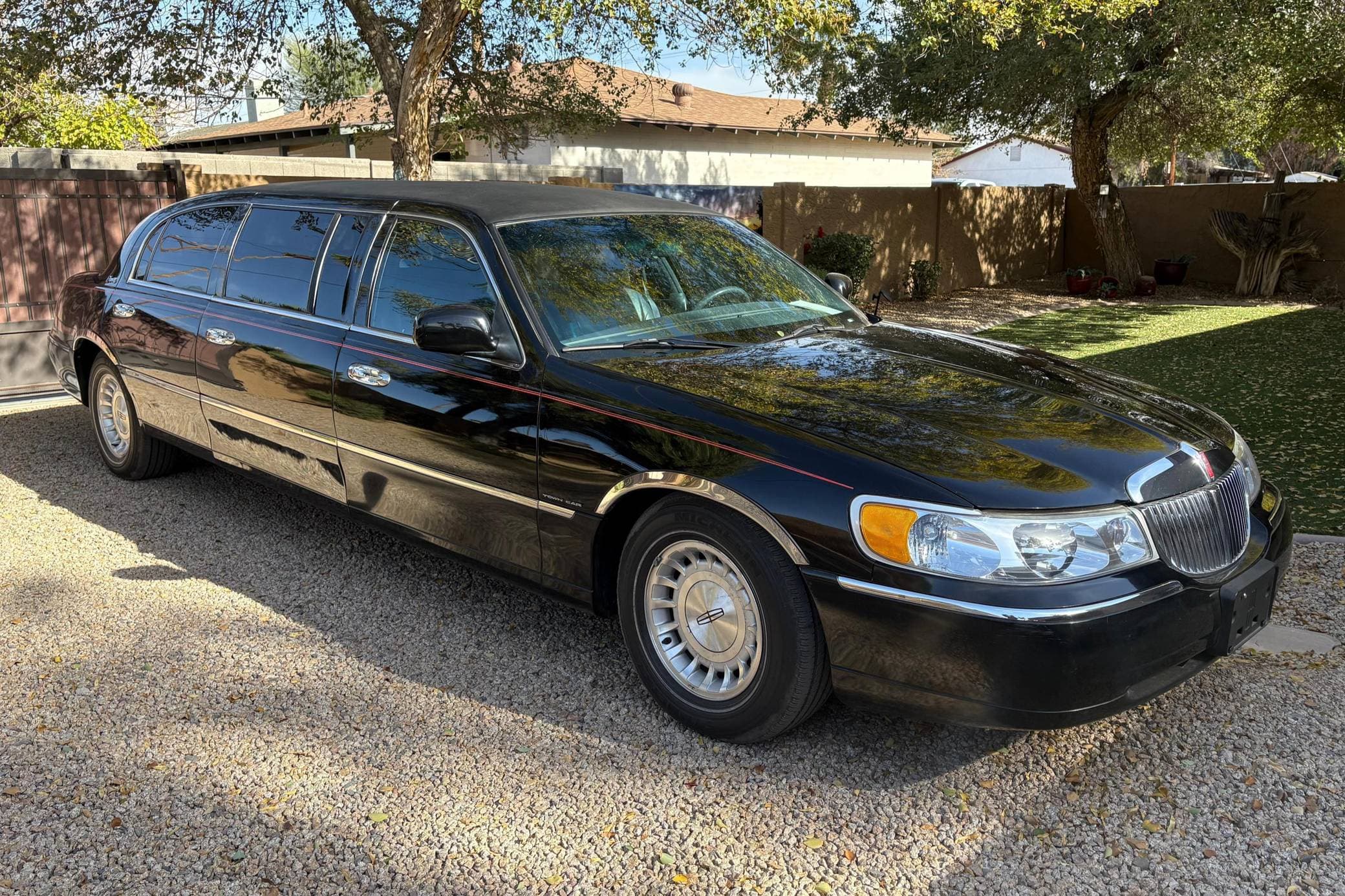 1999 Lincoln Town Car sold for $5,200