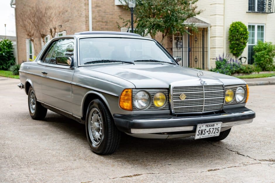 1982 Mercedes-Benz W123 sold for $4,500