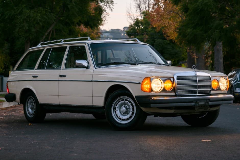 1981 Mercedes-Benz W123 sold for $25,250