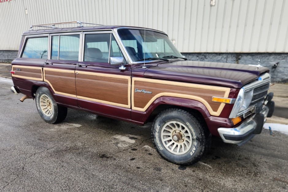 1988 Jeep SJ Grand Wagoneer sold for $14,001
