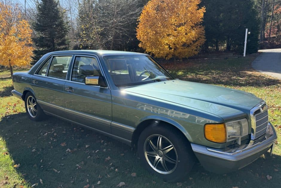 1988 Mercedes-Benz W126 S-Class sold for $5,500