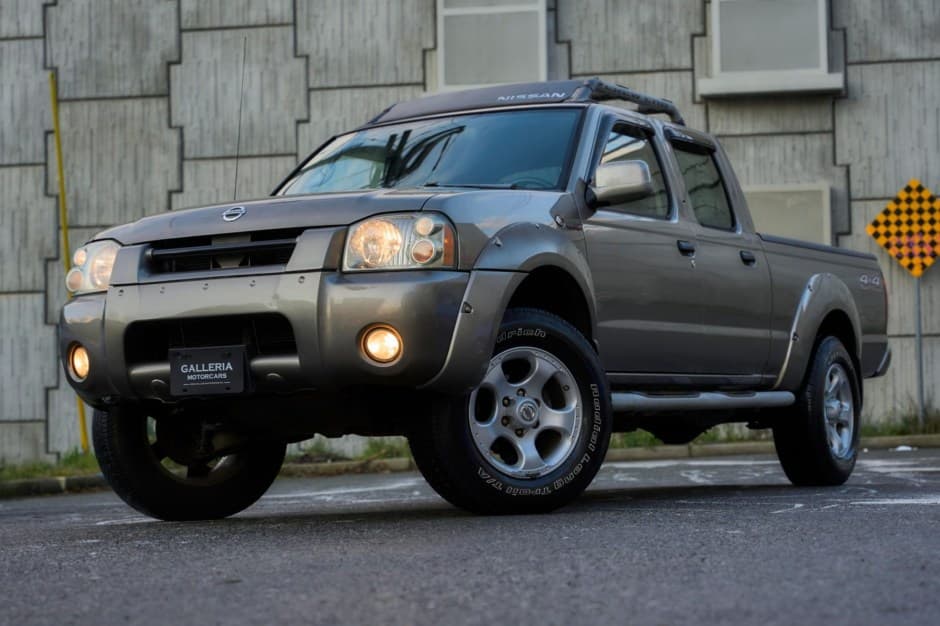2004 Nissan Pickup sold for $10,555
