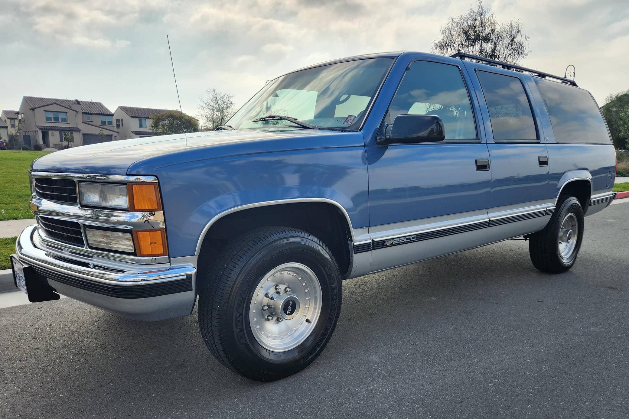 1995 Chevrolet Suburban sold for $8,677
