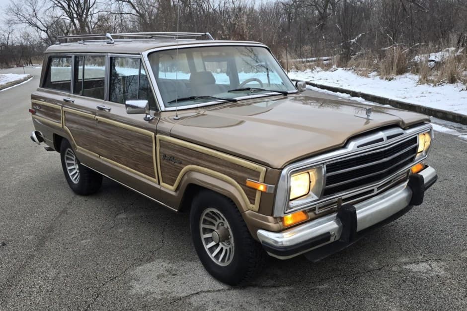 1988 Jeep SJ Grand Wagoneer sold for $15,250