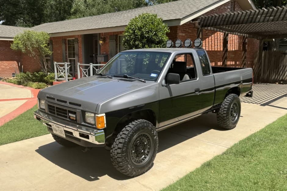 1986 Nissan Pickup sold for $8,200