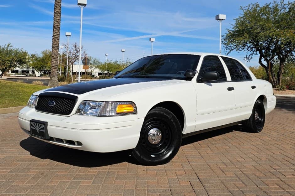 2002 Ford Crown Victoria sold for $8,250
