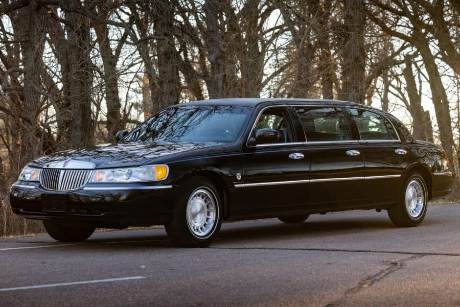 2002 Lincoln Town Car sold for $8,500