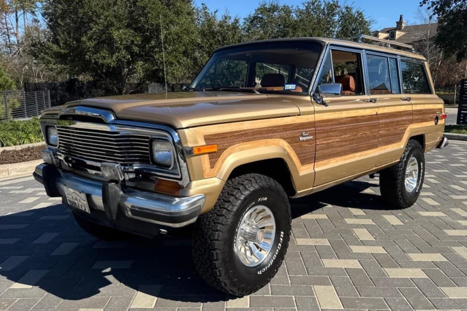 1985 Jeep SJ Grand Wagoneer sold for $30,750