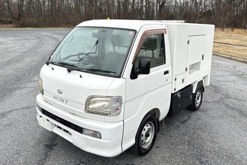 2000 Daihatsu Hijet sold for $13,500