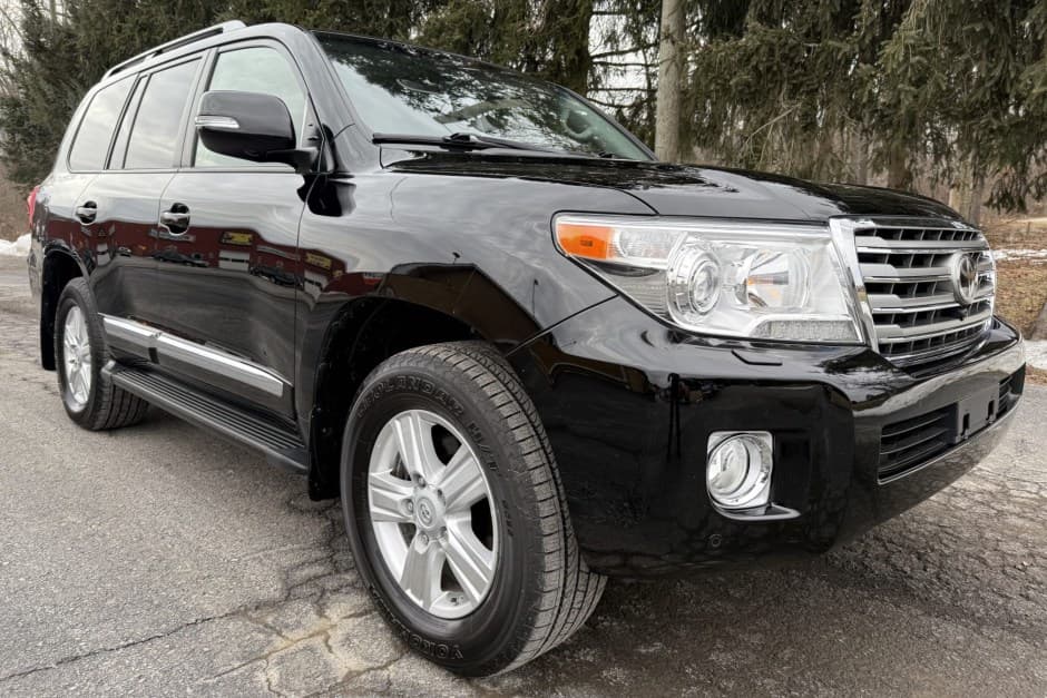 2015 Toyota Land Cruiser 200-Series sold for $33,500