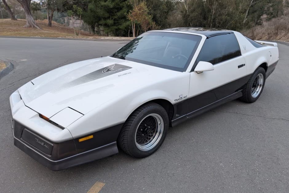 1983 Pontiac Firebird (1982-1992) sold for $14,077