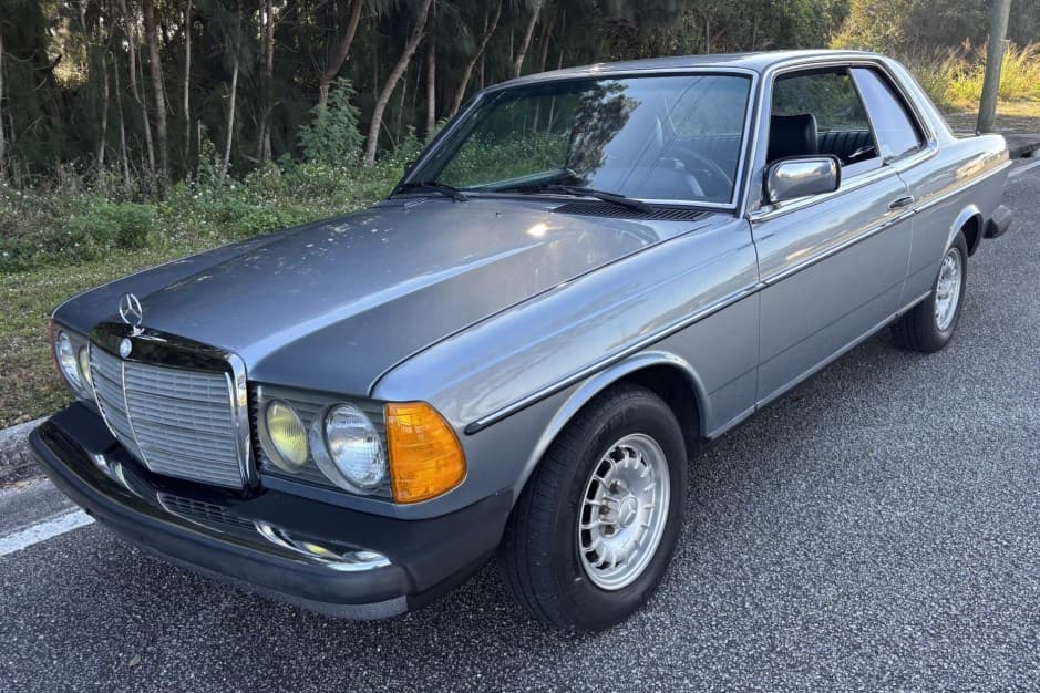 1983 Mercedes-Benz W123 sold for $15,750