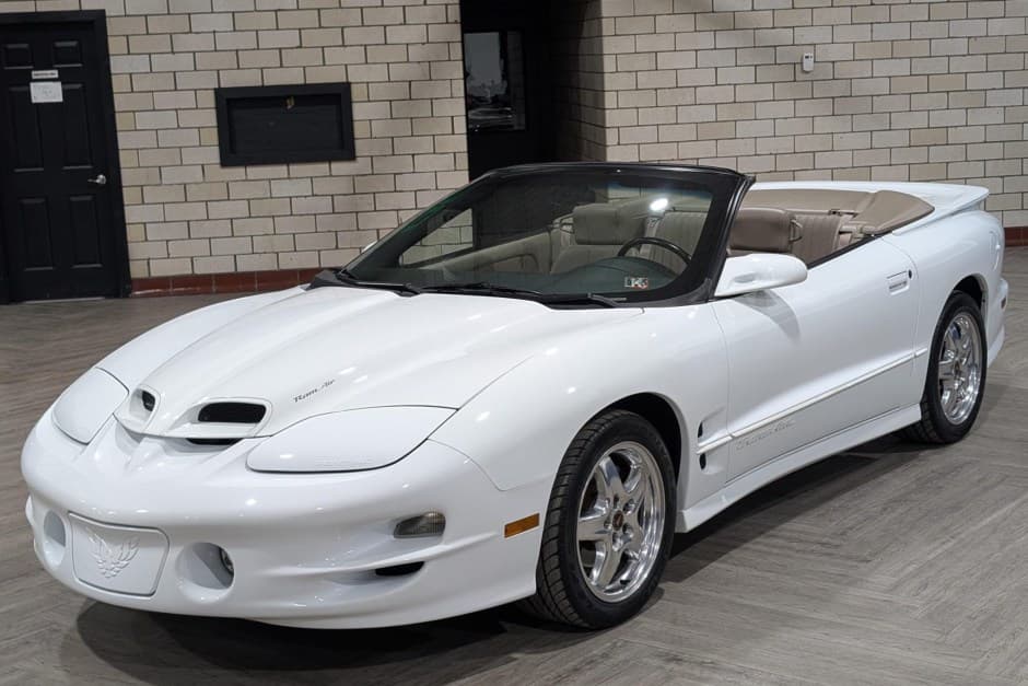 2002 Pontiac Firebird (1993-2002) sold for $30,750