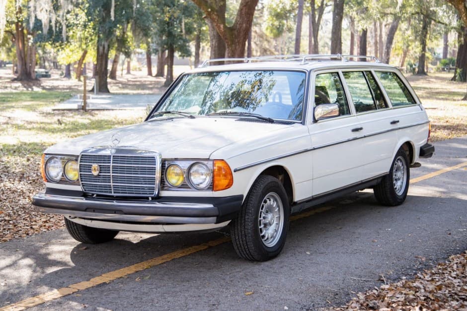 1985 Mercedes-Benz W123 sold for $15,555