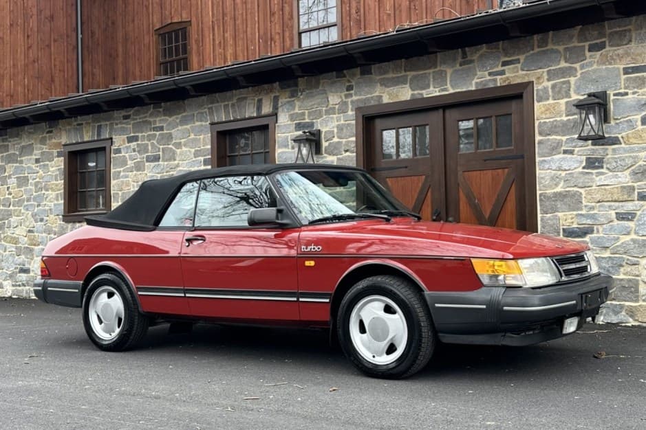1989 Saab 900 sold for $10,800