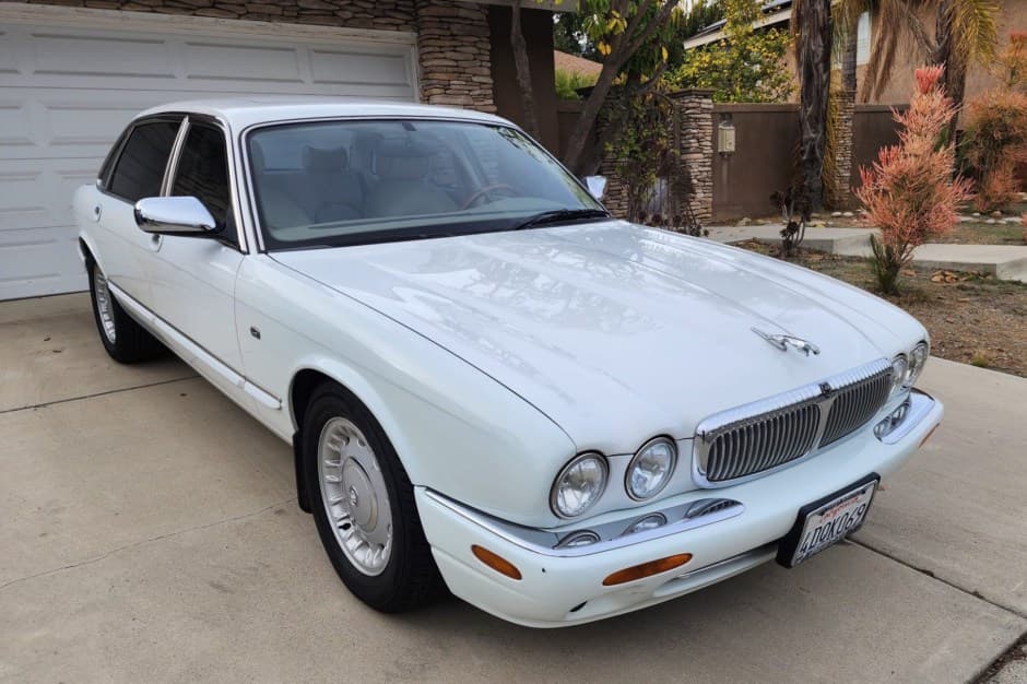 1998 Jaguar X308 XJ (1998-2003) sold for $7,800