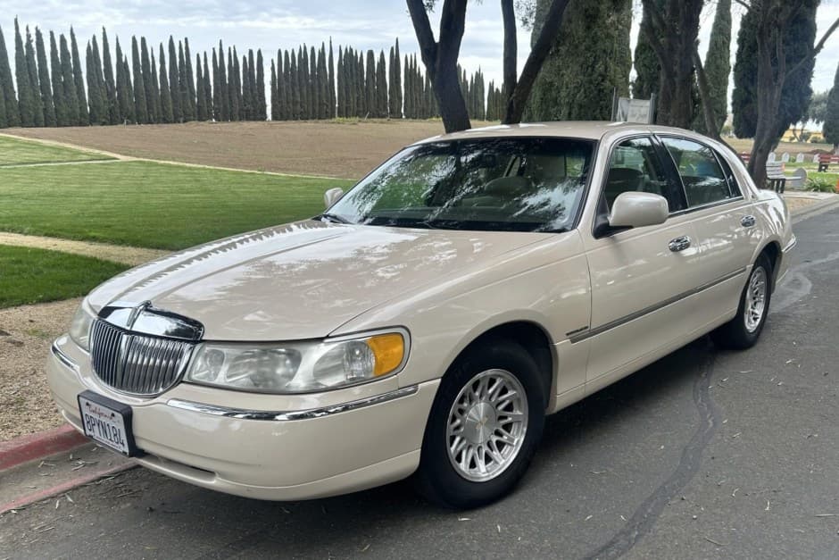1998 Lincoln Town Car sold for $7,502