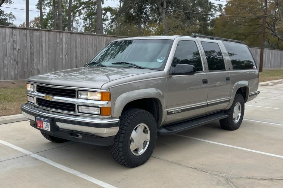 1999 Chevrolet Suburban (GMT400 1992-1999) sold for $17,500