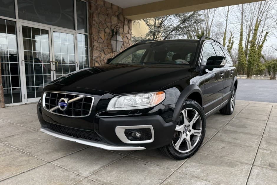 2013 Volvo XC70 sold for $9,300