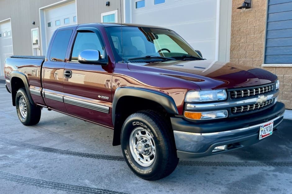 2000 Chevrolet Silverado GMT800 (1999-2007) sold for $13,000