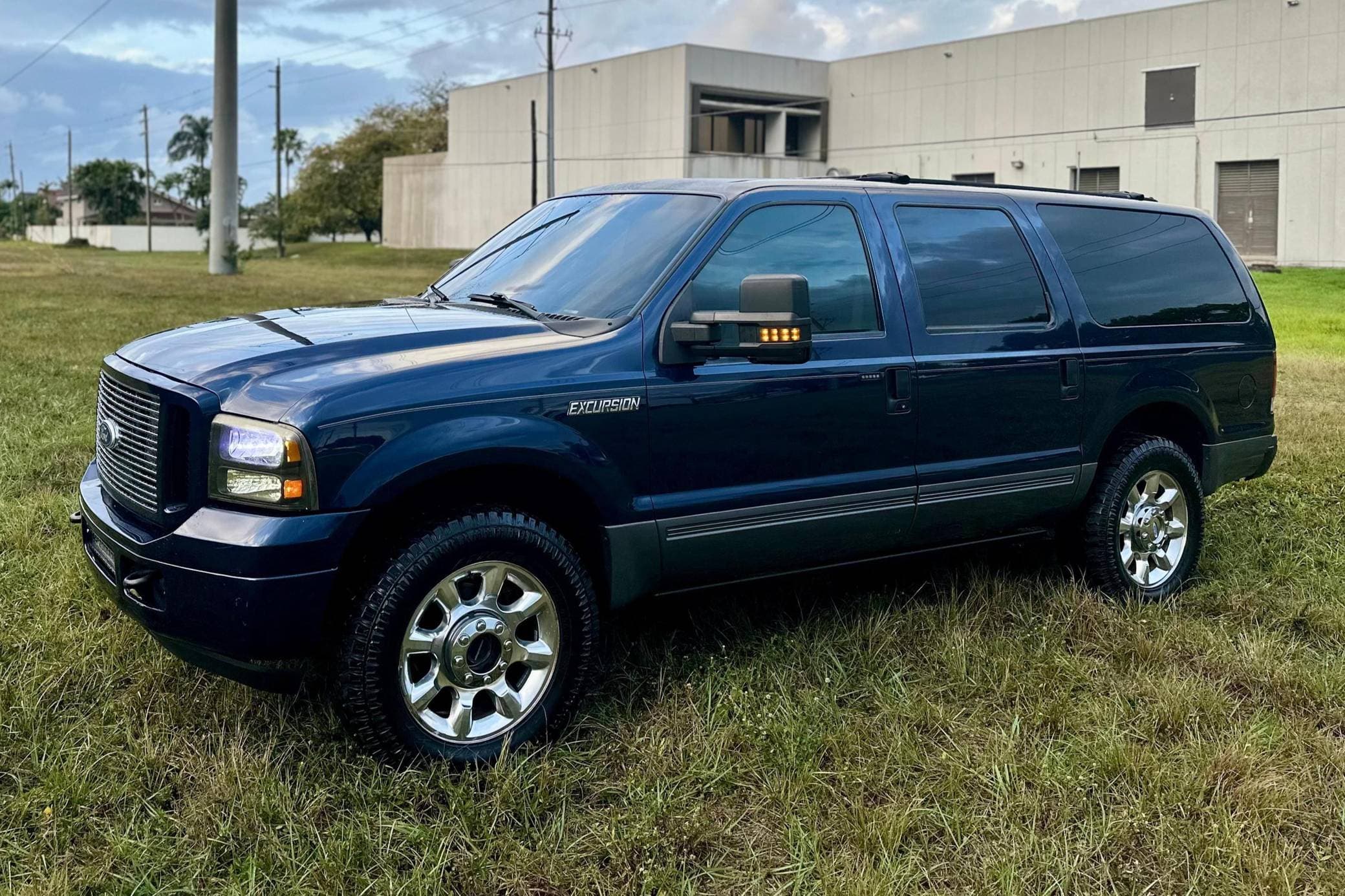 2005 Ford Excursion sold for $12,600