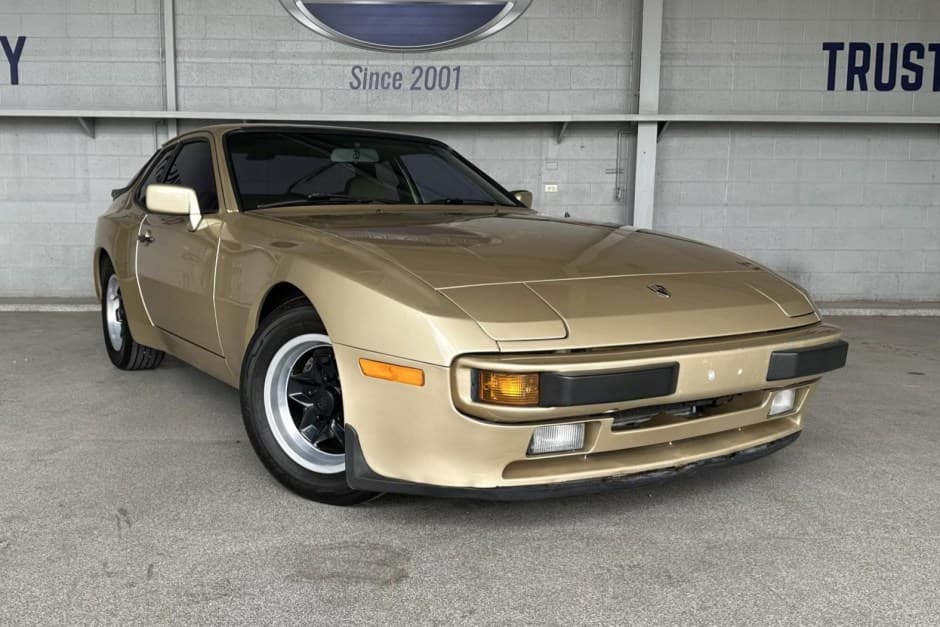 1984 Porsche 944 sold for $9,800