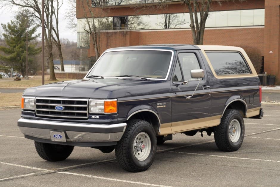 1991 Ford Bronco 4th-5th Generations 1987-1996 sold for $9,700