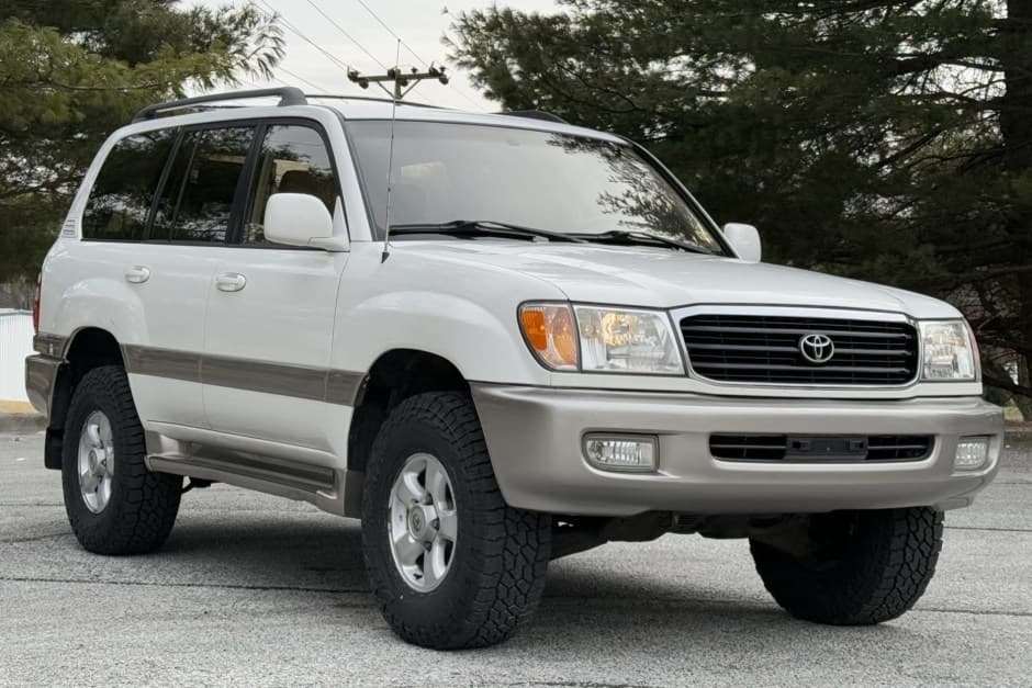 2000 Toyota Land Cruiser 100-Series sold for $15,500
