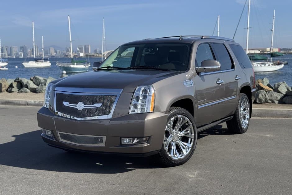 2012 Cadillac Escalade & EXT GMT900 (2007-2014) sold for $38,500