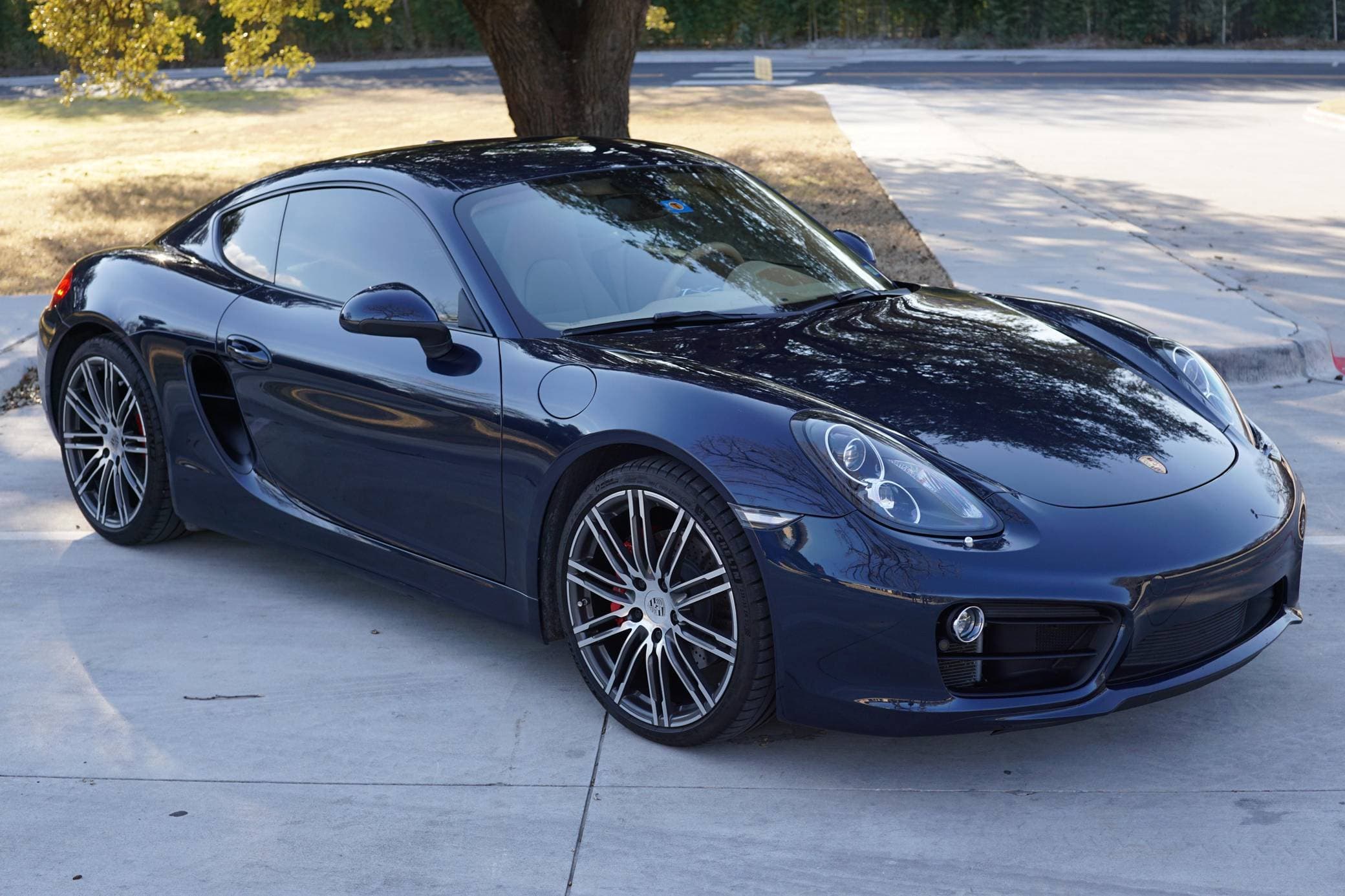 2015 Porsche 981 Cayman sold for $40,000
