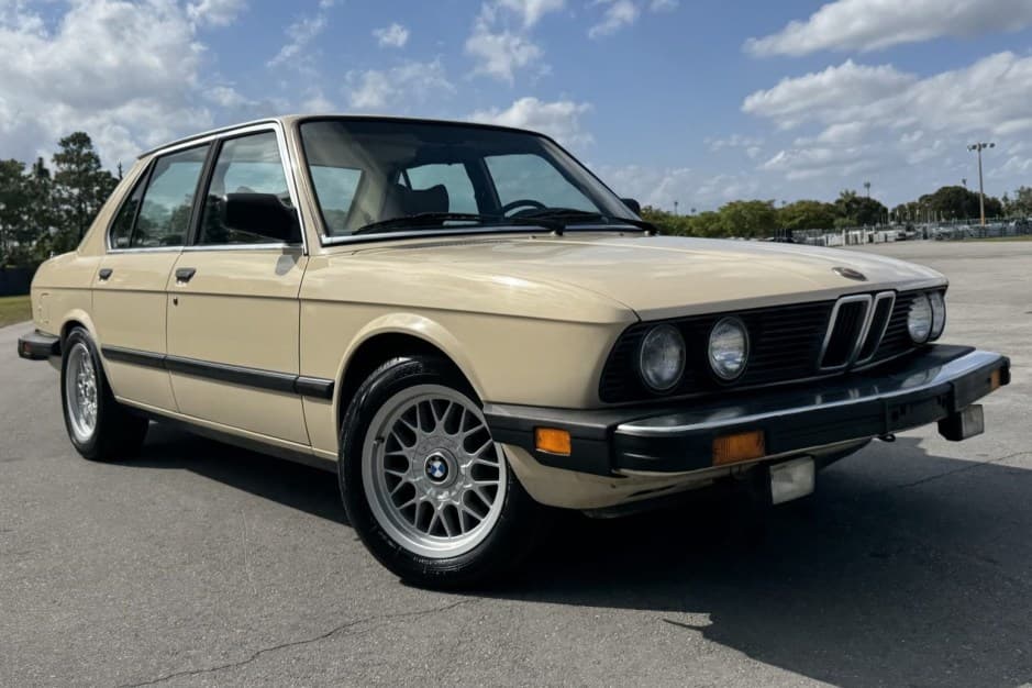 1982 BMW E28 5-Series sold for $6,300