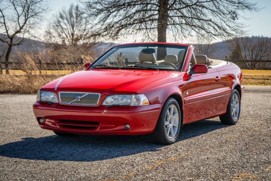 2001 Volvo C70 sold for $10,850
