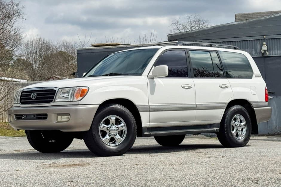 1999 Toyota Land Cruiser 100-Series sold for $9,350