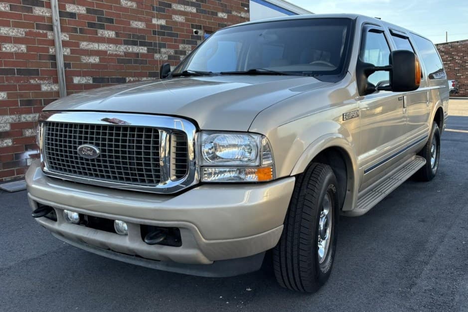 2004 Ford Excursion sold for $10,300