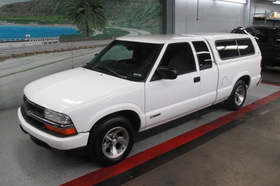 2002 Chevrolet S-10 (1994-2004) sold for $7,100