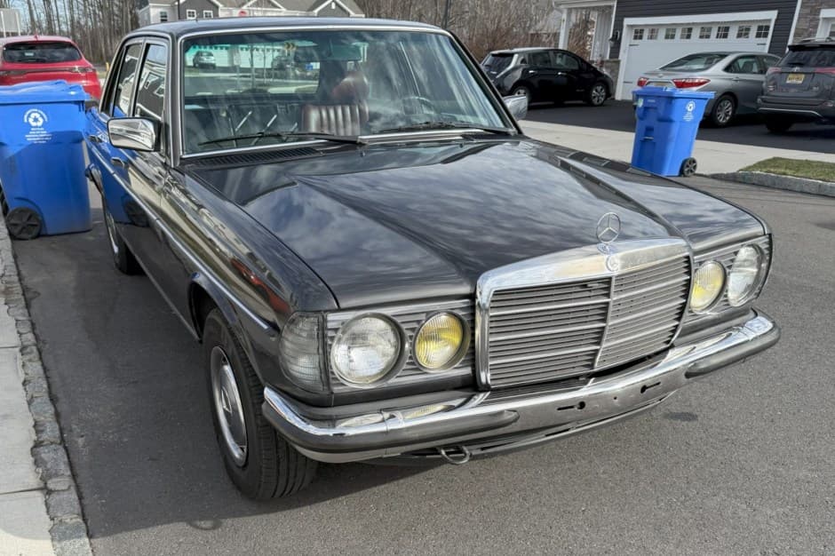 1985 Mercedes-Benz W123 sold for $3,378