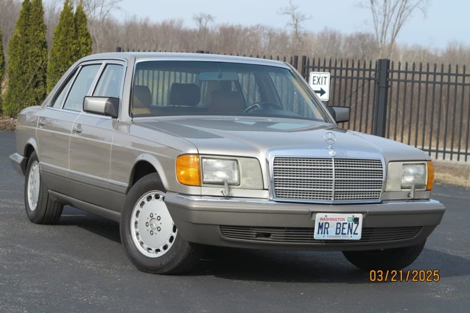 1991 Mercedes-Benz W126 S-Class sold for $9,100