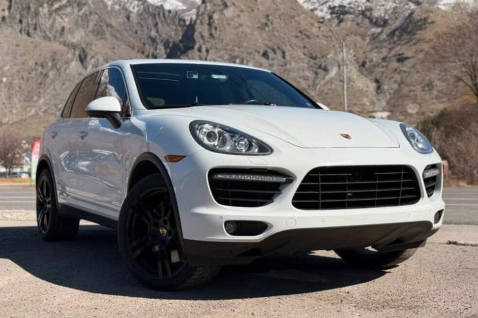 2012 Porsche 958 Cayenne (2011-2018) sold for $23,000