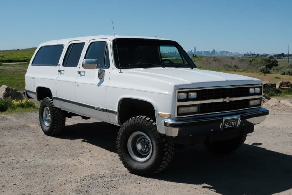 1990 Chevrolet Suburban (1973-1991) sold for $17,500
