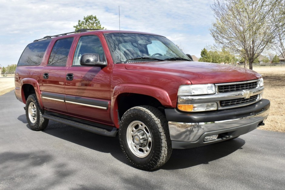 2004 Chevrolet Suburban (GMT800 2000-2006) sold for $14,050