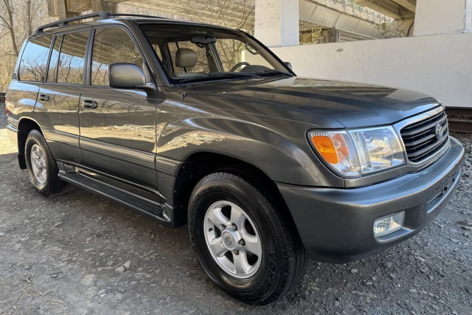 2000 Toyota Land Cruiser 100-Series sold for $10,250